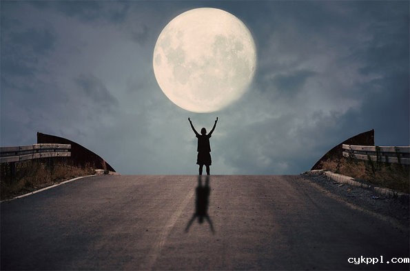 和月亮约会创意摄影作品