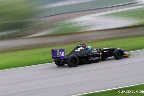 如何拍摄高速赛车 佳能小三元实拍小技巧 如何使用佳能小三元拍摄动感赛车