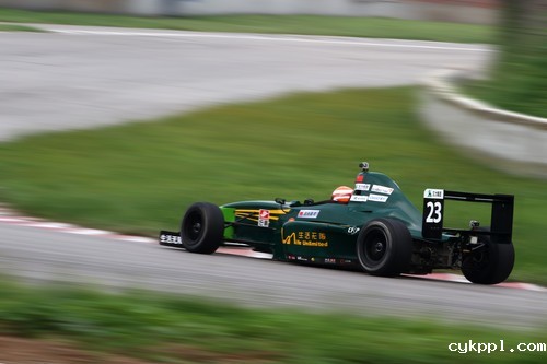 如何拍摄高速赛车 佳能小三元实拍小技巧 如何使用佳能小三元拍摄动感赛车