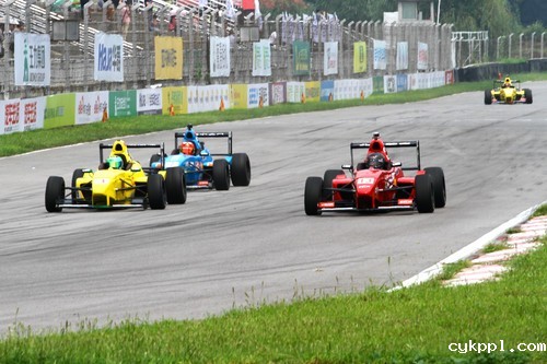 如何拍摄高速赛车 佳能小三元实拍小技巧