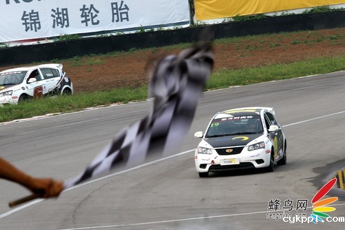 如何拍摄高速赛车 佳能小三元实拍小技巧