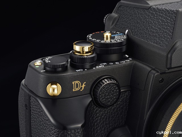尼康推出黑金限量版Df套装
