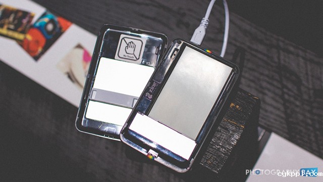 宝丽来发布新便携照片打印机Zip