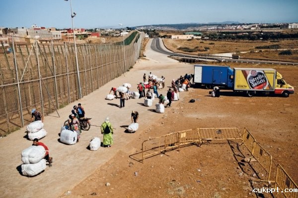 摩洛哥：女脚夫和边境走私