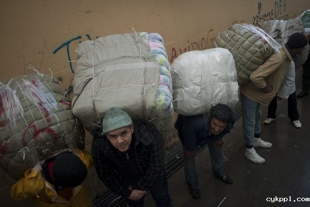 摩洛哥：女脚夫和边境走私