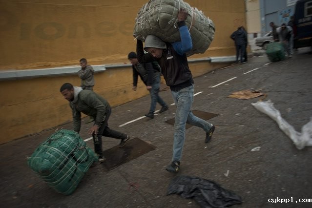 摩洛哥：女脚夫和边境走私