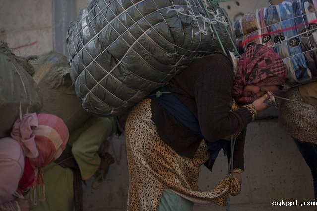 摩洛哥：女脚夫和边境走私