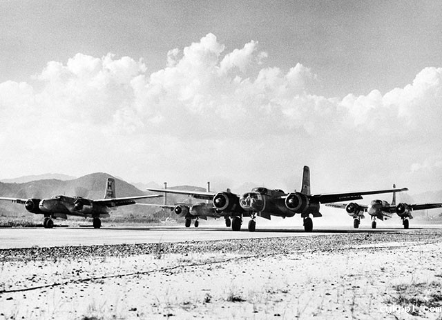 『纪实摄影』记录50年代的日本