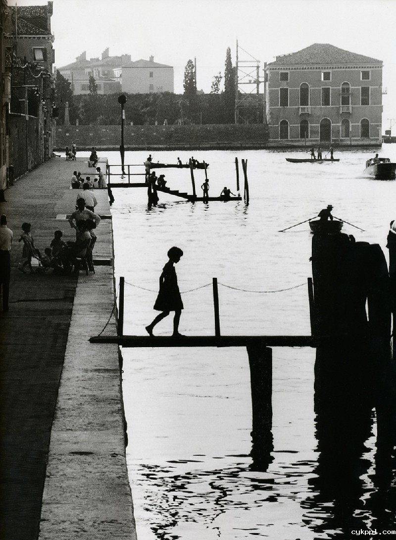 百岁大师镜头下的浪漫街头