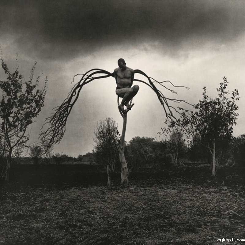 阴郁的黑白观念摄影