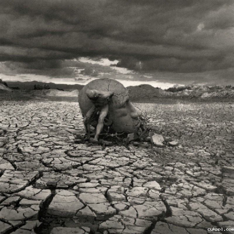 阴郁的黑白观念摄影