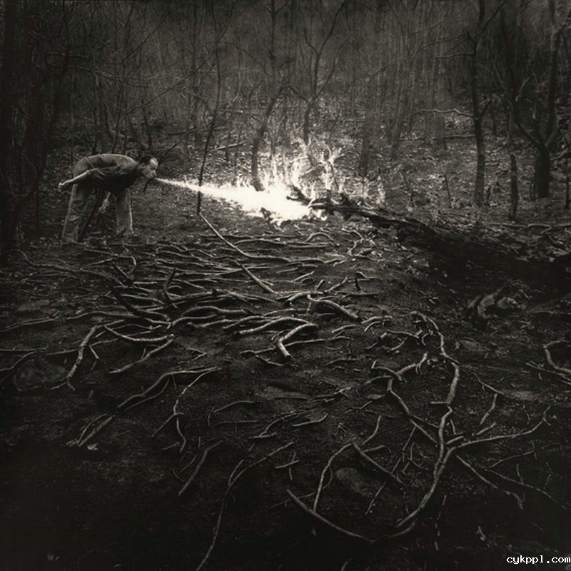 阴郁的黑白观念摄影