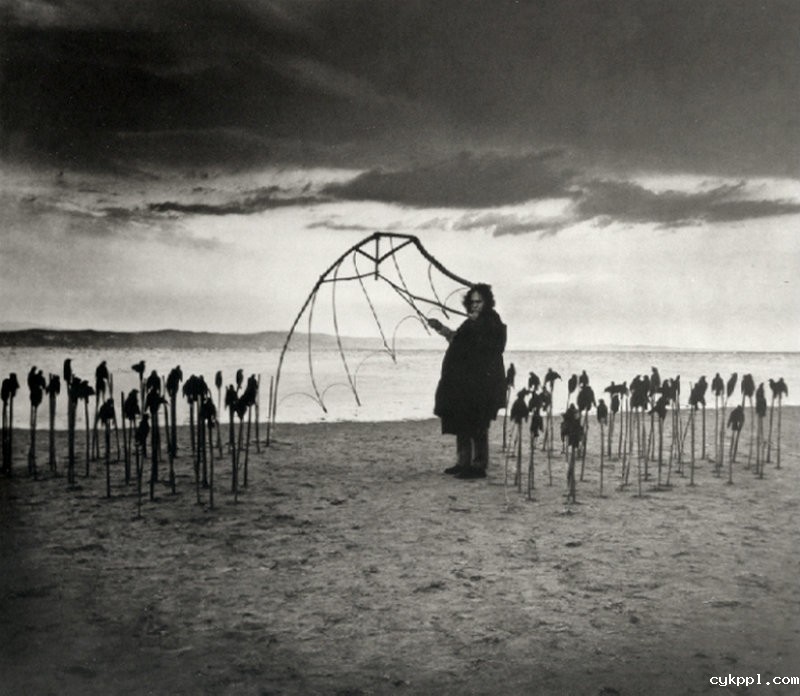 阴郁的黑白观念摄影