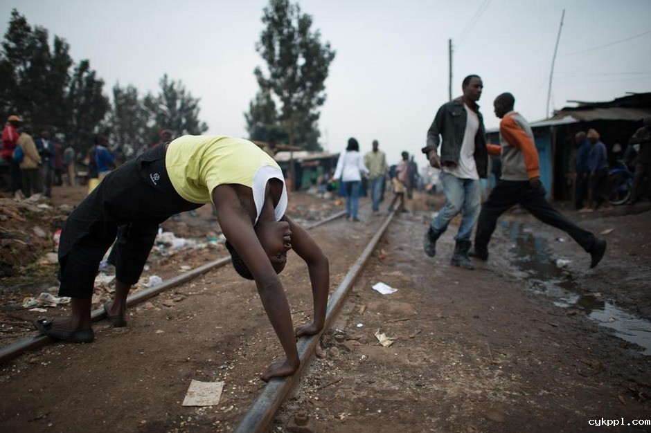 平民窟里的瑜伽师