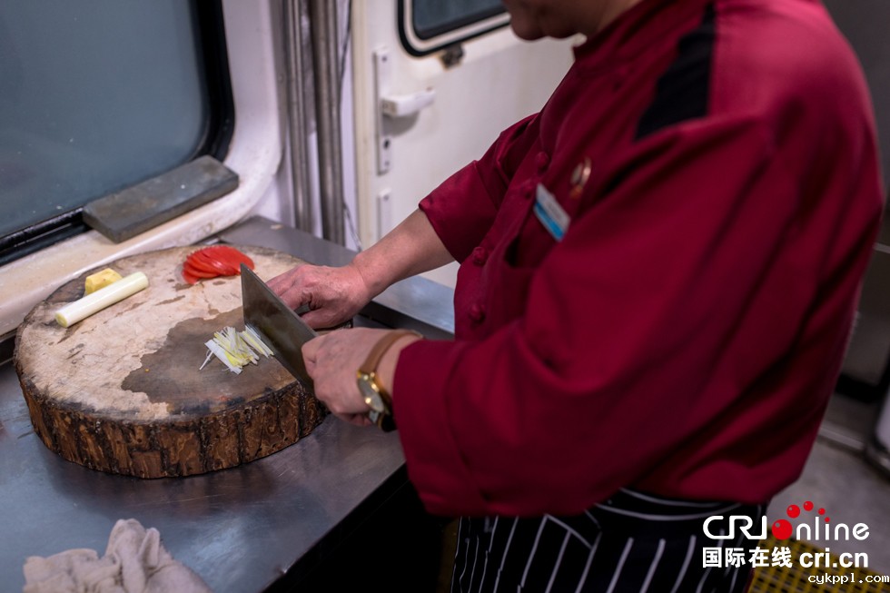 三十七载！列车大厨的油火人生