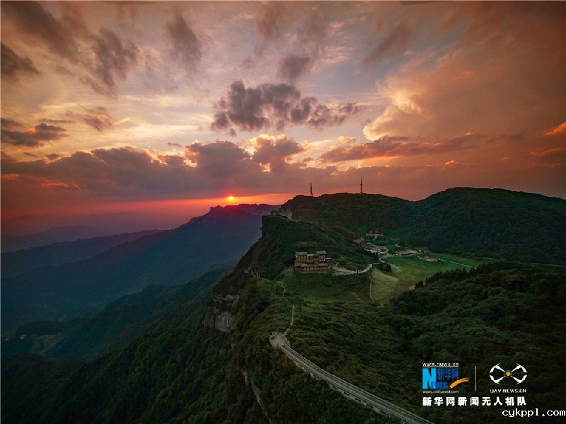 【“飞阅”中国】航拍金佛山：朝霞对夕阳 浓雾对晴川
