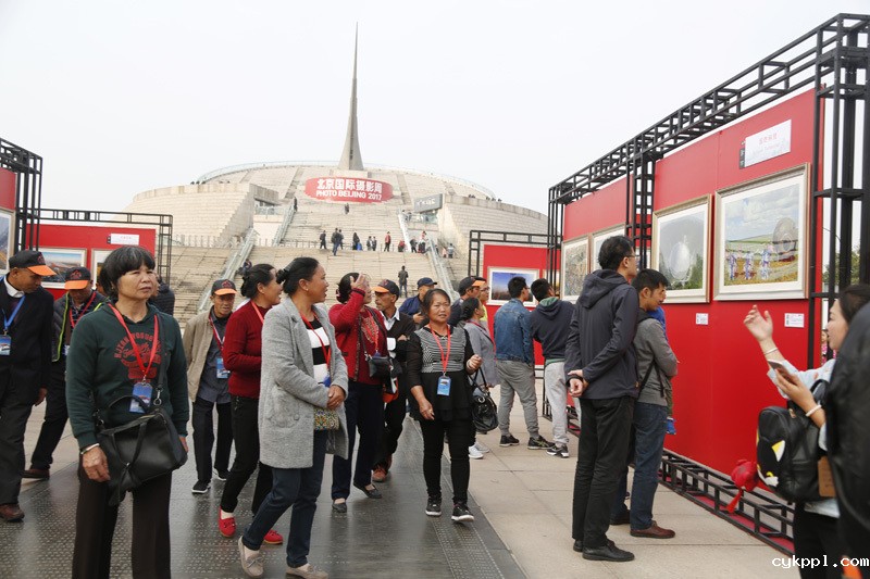 辉煌的五年——“喜迎党的十九大·航拍中国”摄影展迎来首个观展高峰