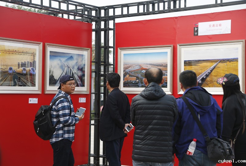 辉煌的五年——“喜迎党的十九大·航拍中国”摄影展迎来首个观展高峰