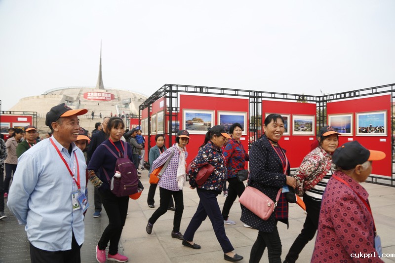 辉煌的五年——“喜迎党的十九大·航拍中国”摄影展迎来首个观展高峰