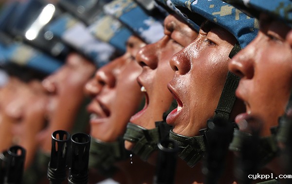 第二届强军梦大型军事摄影展在北京民族文化宫举行