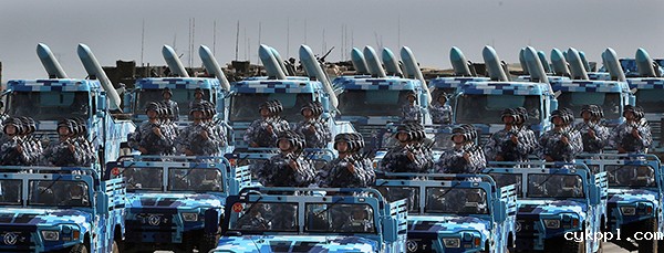 第二届强军梦大型军事摄影展在北京民族文化宫举行