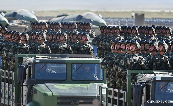 第二届强军梦大型军事摄影展在北京民族文化宫举行