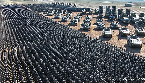 第二届强军梦大型军事摄影展在北京民族文化宫举行