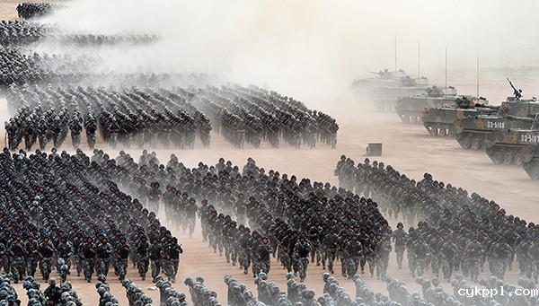 第二届强军梦大型军事摄影展在北京民族文化宫举行