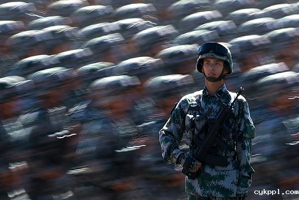 第二届强军梦大型军事摄影展在北京民族文化宫举行
