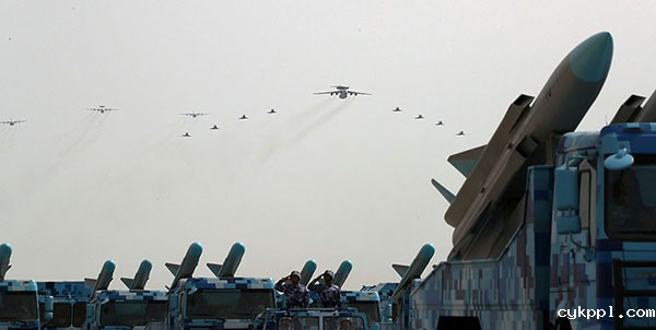 第二届强军梦大型军事摄影展在北京民族文化宫举行