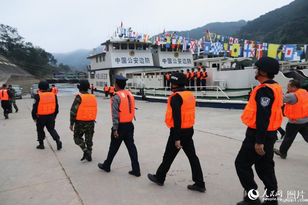 图片故事：湄公河上的联合巡逻执法