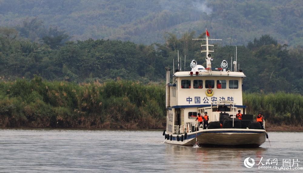 图片故事：湄公河上的联合巡逻执法