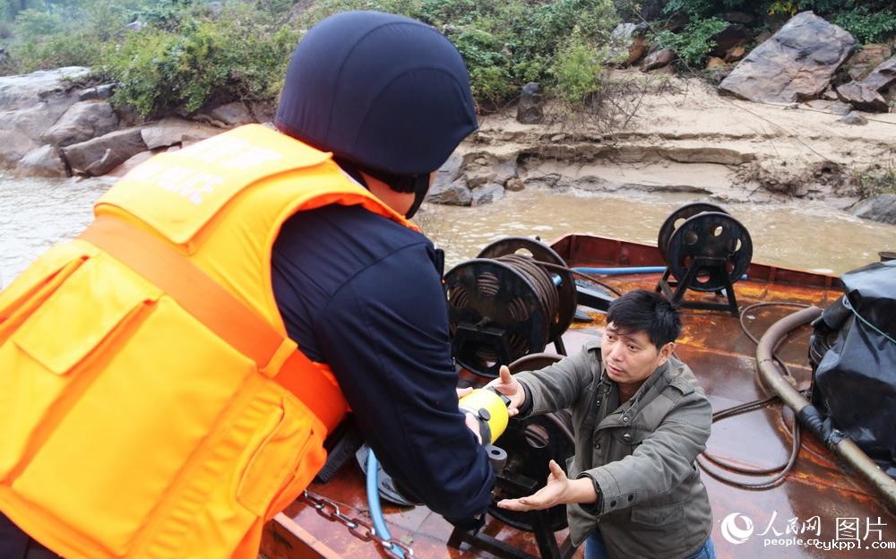 图片故事：湄公河上的联合巡逻执法