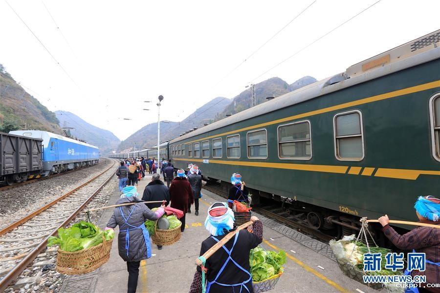 贵州：山区“慢火车”独特风景线