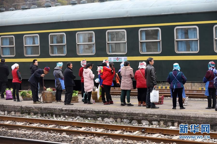 贵州：山区“慢火车”独特风景线