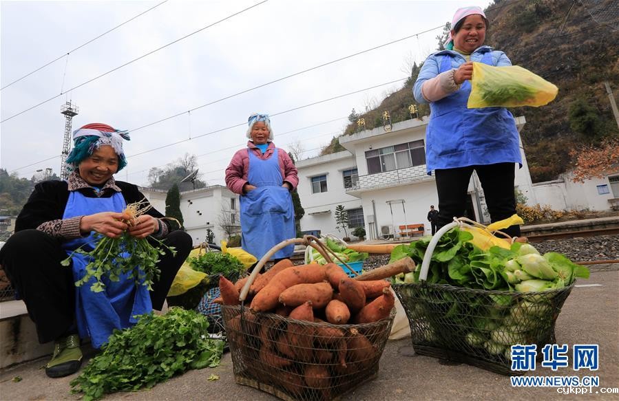 贵州：山区“慢火车”独特风景线
