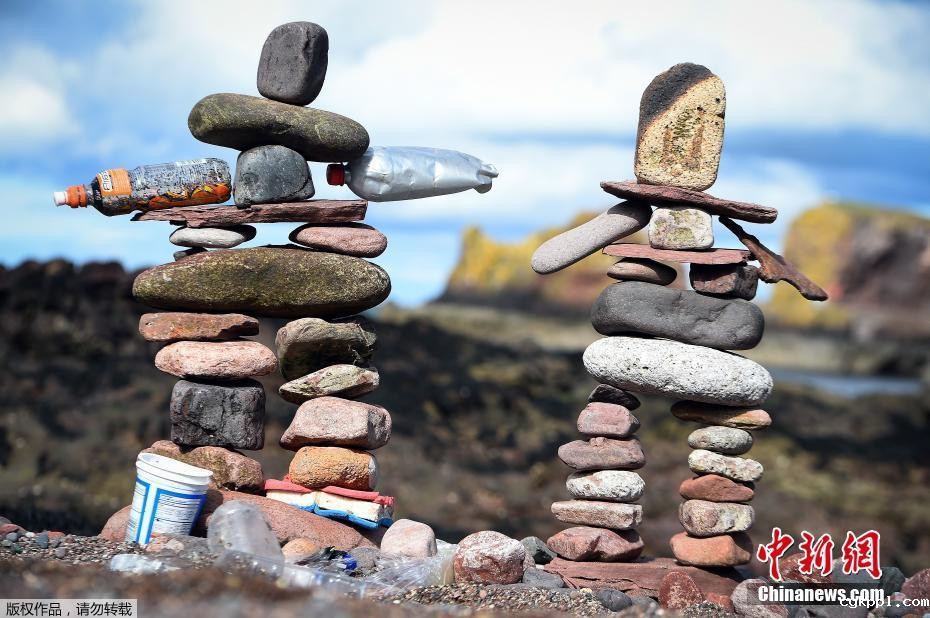 欧洲举办立石大赛 小小石头挑战地心引力 欧洲举办立石大赛 小小石头挑战地心引力