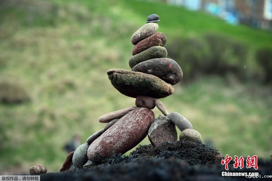 欧洲举办立石大赛 小小石头挑战地心引力 欧洲举办立石大赛 小小石头挑战地心引力