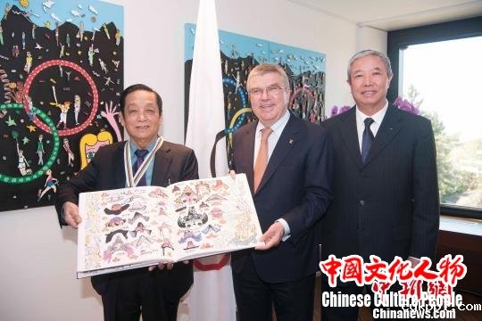 艺术家韩美林获国际奥委会主席颁发“顾拜旦奖” 韩美林(左)与国际奥委会主席巴赫(中)、国际奥委会副主席于再清(右)。韩美林艺术基金会供图
