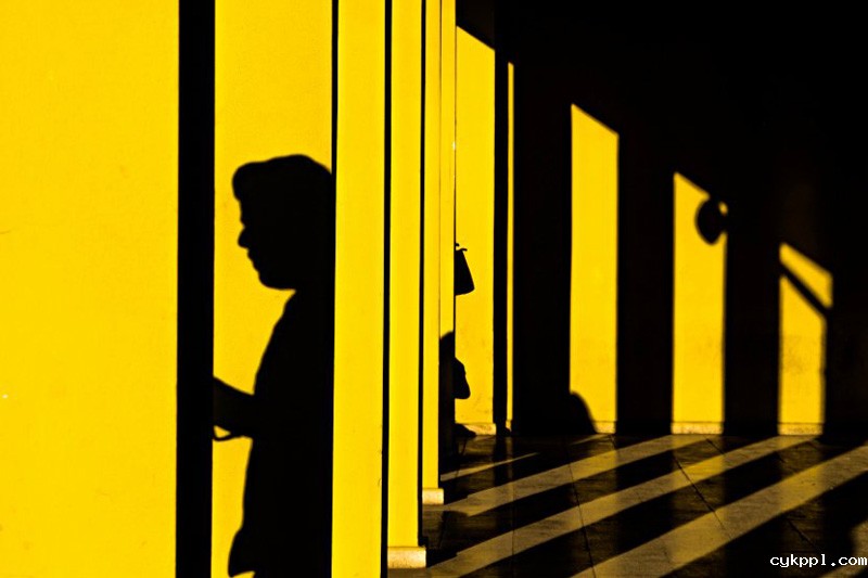 大光比下的诗意街头 趣味光影于彩色街头略过