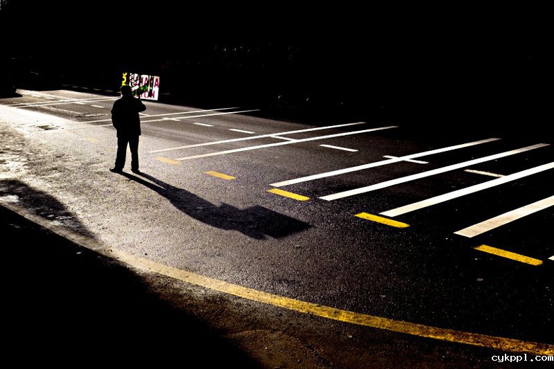 大光比下的诗意街头 趣味光影于彩色街头略过