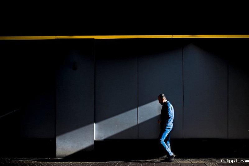 大光比下的诗意街头 趣味光影于彩色街头略过