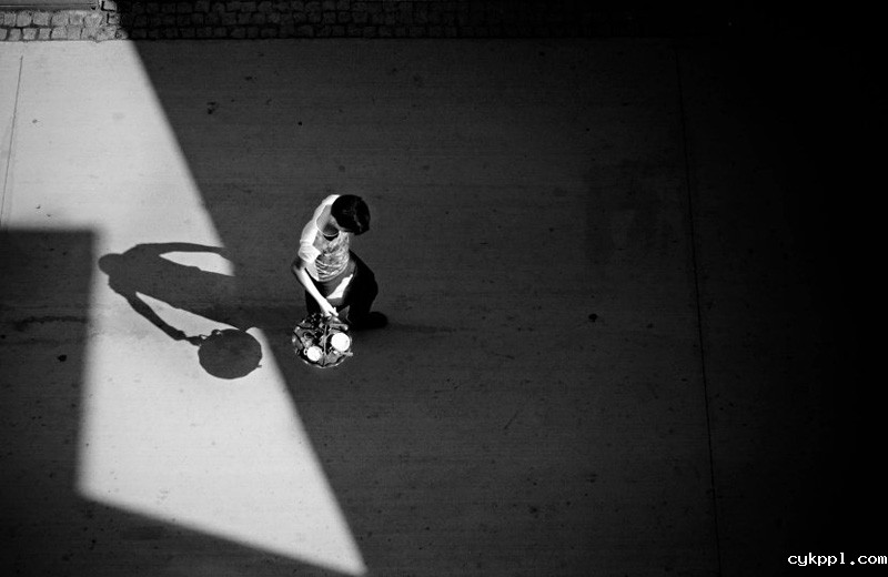 大光比下的诗意街头 趣味光影于彩色街头略过