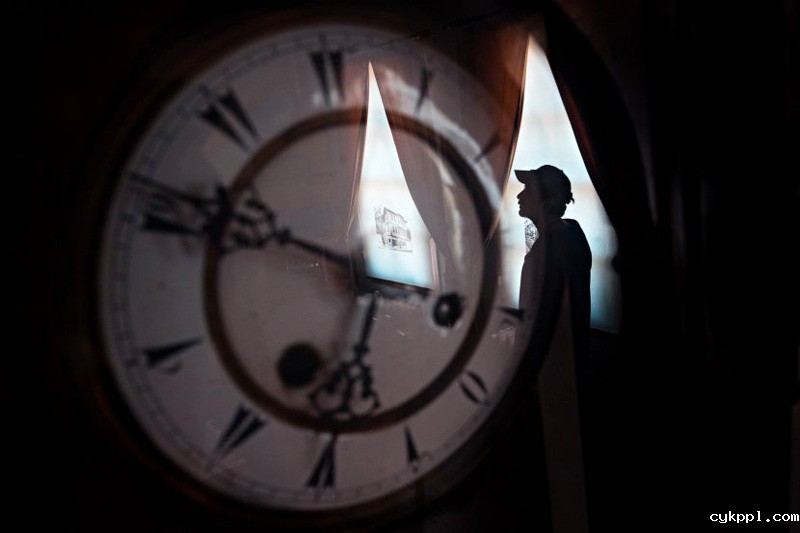 大光比下的诗意街头 趣味光影于彩色街头略过