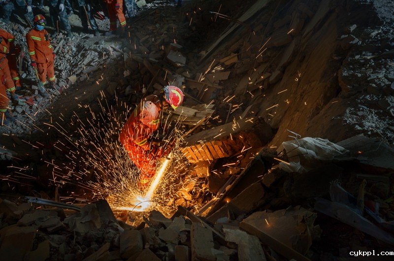 废墟下，母亲打来求救电话