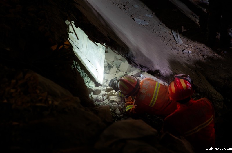 废墟下，母亲打来求救电话