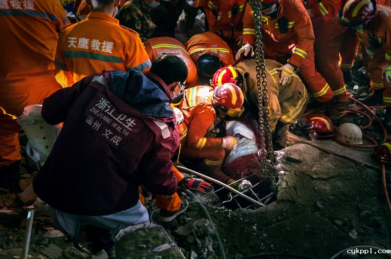 废墟下，母亲打来求救电话