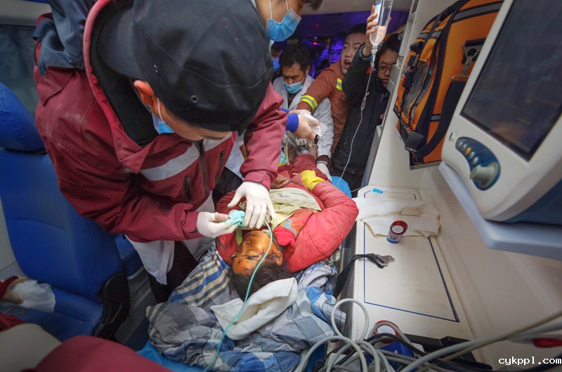 废墟下，母亲打来求救电话