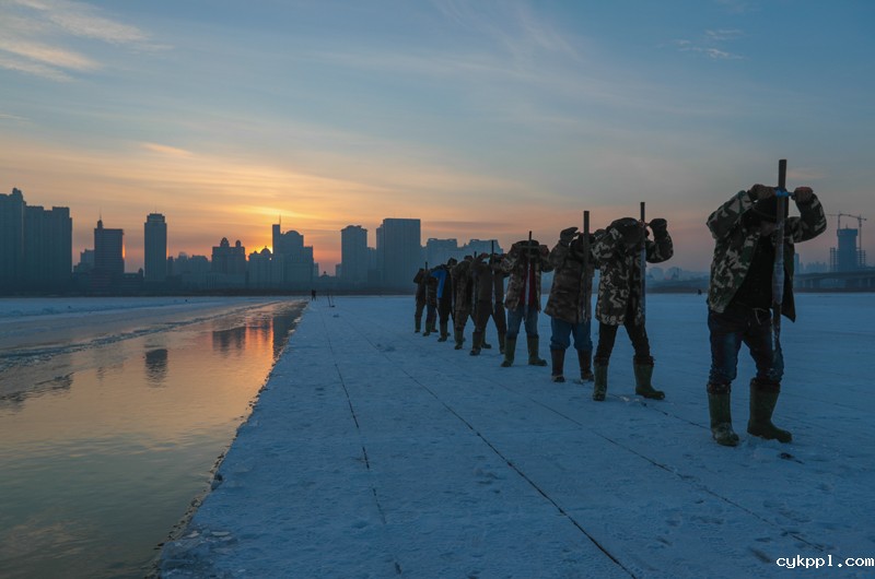 冰雪宝藏的“开矿者”——镜头记录松花江上采冰人