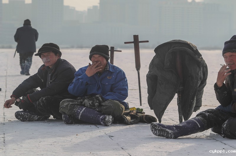 冰雪宝藏的“开矿者”——镜头记录松花江上采冰人